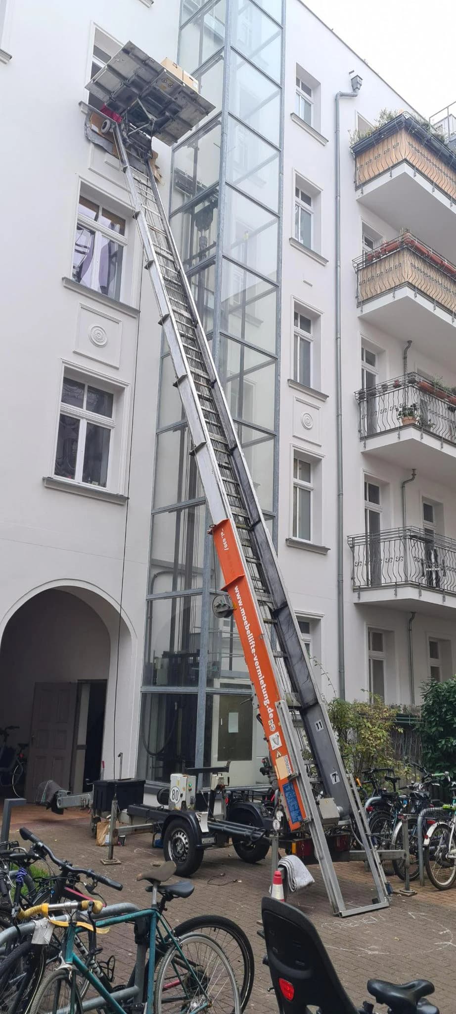 Möbellift im Hinterhof - Perfekt für enge Innenhöfe und Hinterhäuser