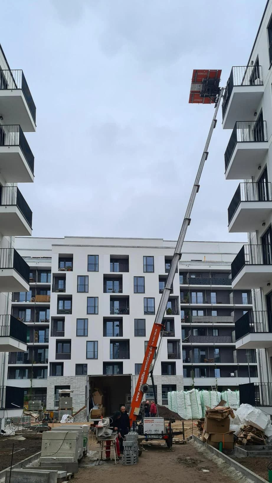 Möbellift im Einsatz - Schneller und einfacher Möbeltransport